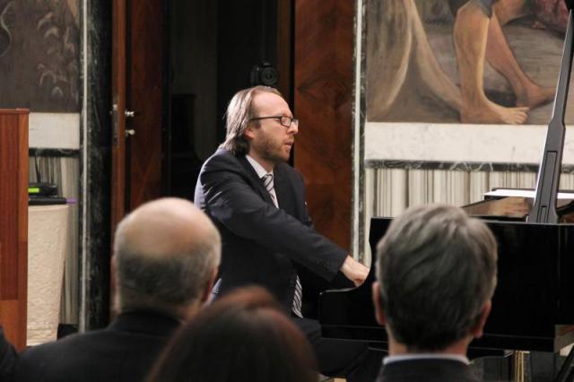 Roberto Prosseda in estasi mentre esegue l'Ave Maria del mitico di Franz Liszt